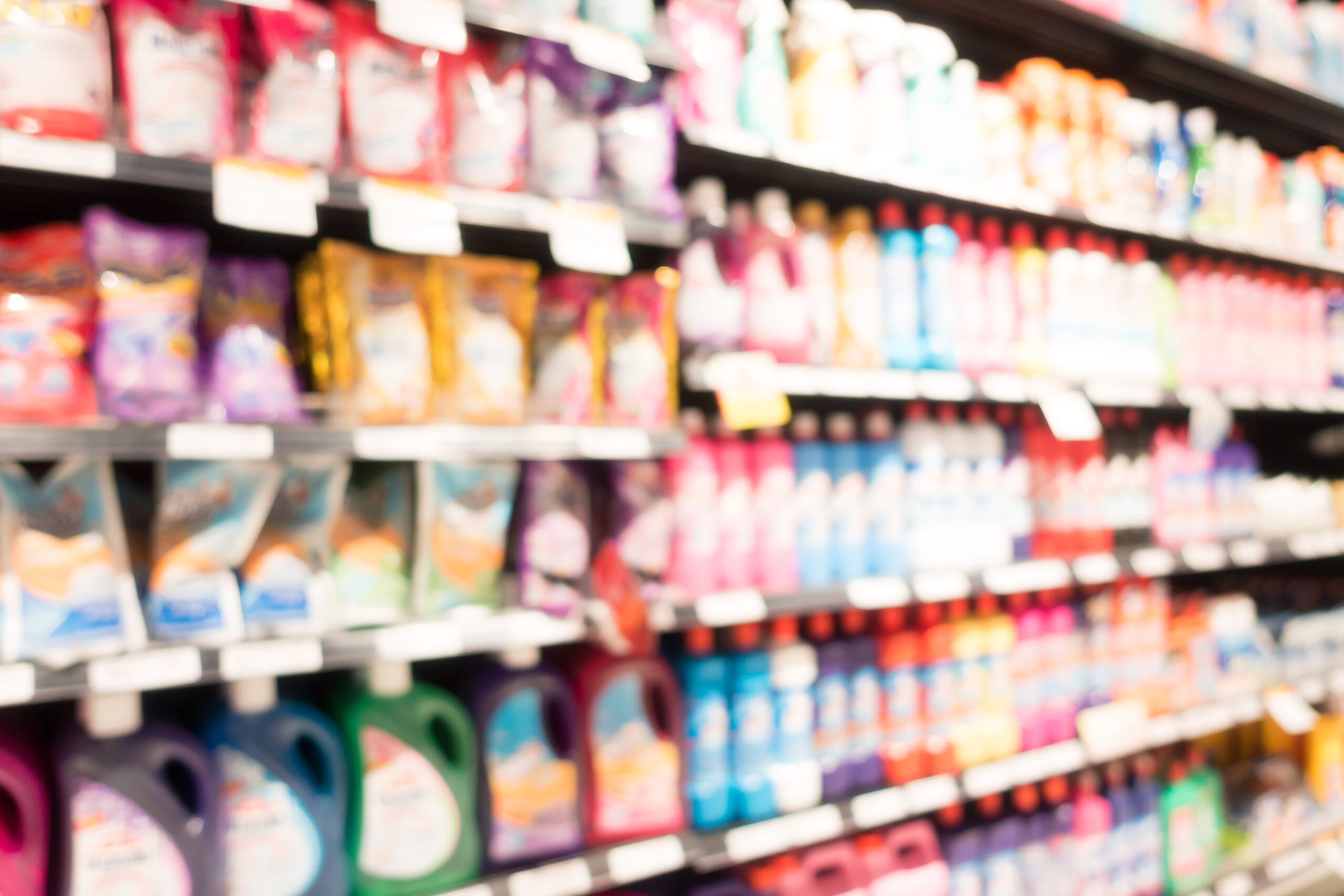 Produse alimentare și de igienă în supermarket cu etichete vizibile