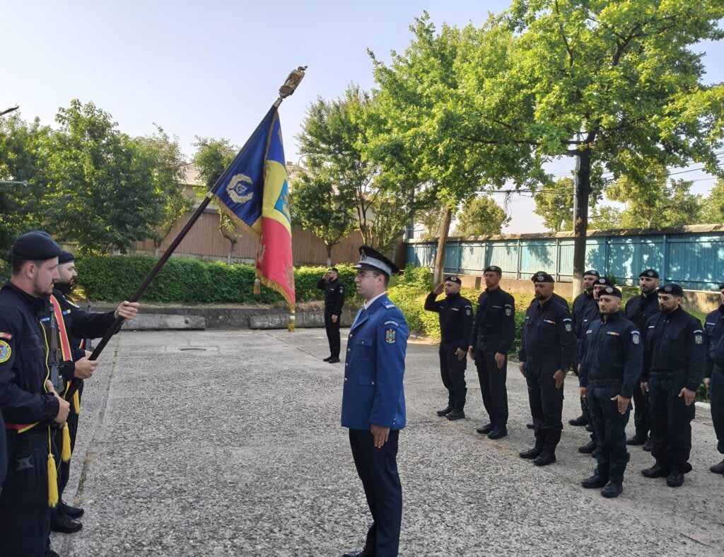 Reprezentanți ai Jandarmeriei Vaslui în discuție cu tinerii interesați
