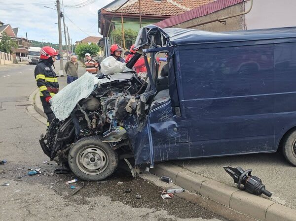 Echipaj de intervenție la accident rutier în Caraș-Severin Echipaj de intervenție la accident rutier în Caraș-Severin