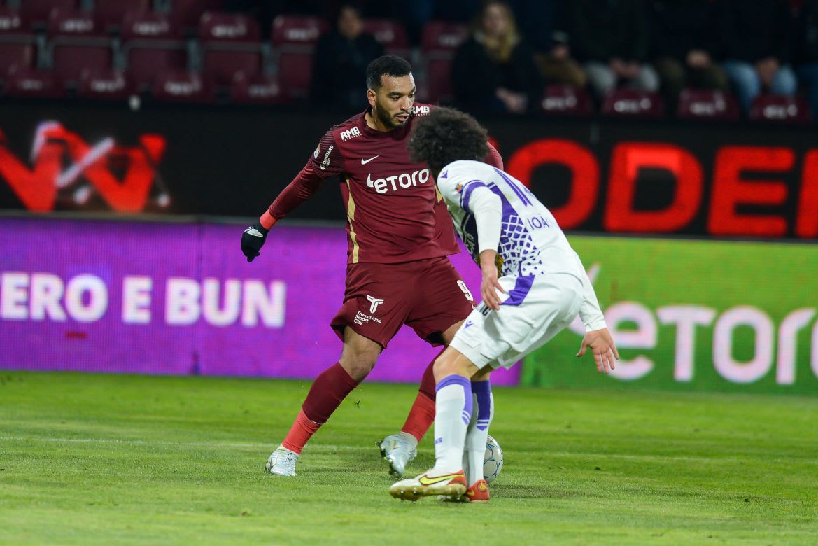Billel Omrani în acțiune pe terenul de fotbal