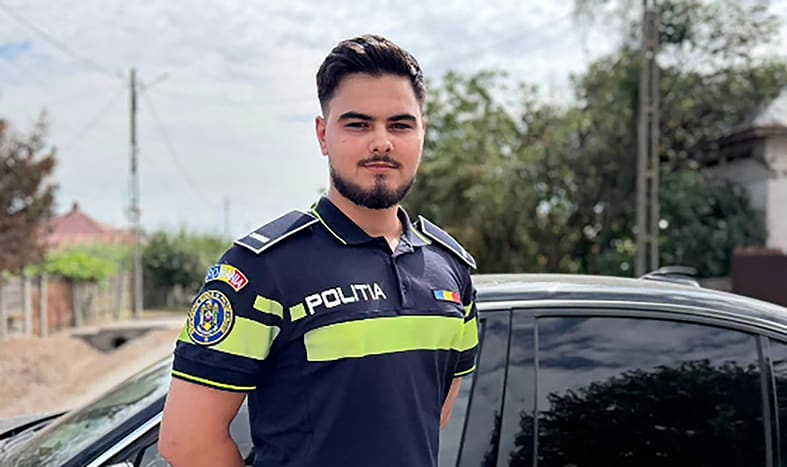 Polițist din Slatina intervenind la accident rutier noaptea