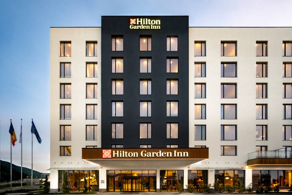 Hotel Hilton Garden Inn Brașov, fațadă modernă, zona de wellness și restaurant
