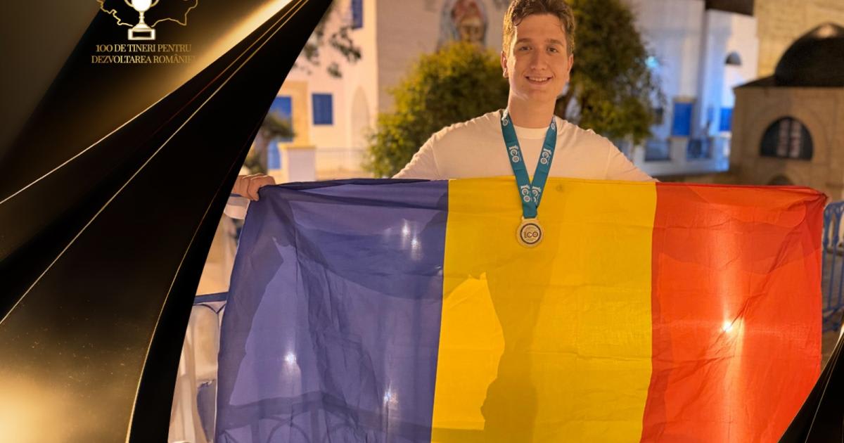 Răzvan câștigând medalie la Olimpiada Internațională de Securitate Cibernetică