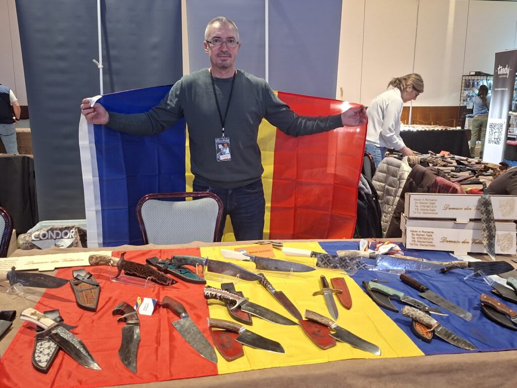 Meșter craiovean fabricând cuțit din oțel Damasc în atelier