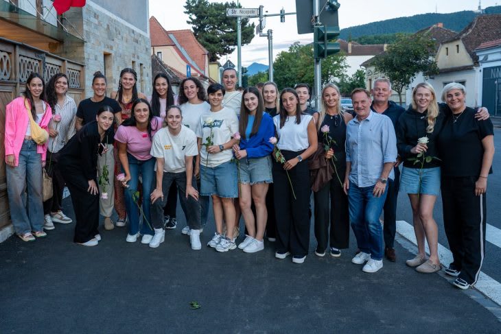 Echipe de handbal feminin în meci european, jucătoare în acțiune pe teren