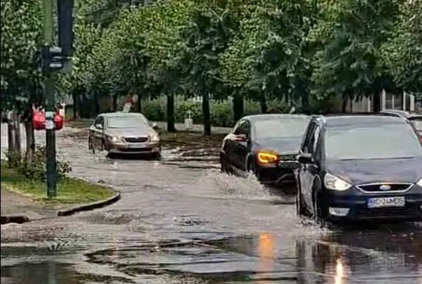 Stradă inundată din Onești cu apă acumulată pe carosabil
