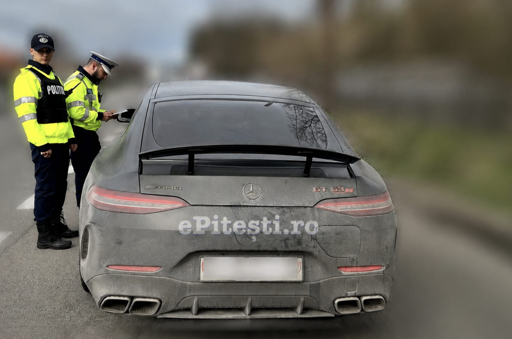 Polițist rutier cu radar în Pitești surprinzând un șofer cu viteză excesivă Polițist rutier cu radar în Pitești surprinzând un șofer cu viteză excesivă