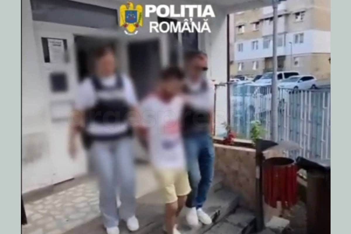 Polițist argeșean reținând suspect pentru înșelăciune Polițist argeșean reținând suspect pentru înșelăciune