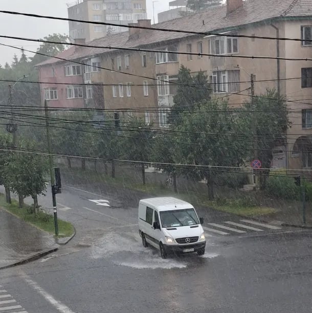 Furtună cu descărcări electrice peste județul Bacău Furtună cu descărcări electrice peste județul Bacău