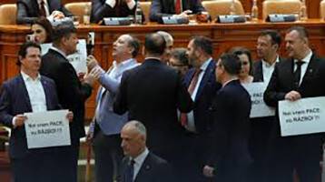 Politicieni români în discuție aprinsă, gesticulând agresiv Politicieni români în discuție aprinsă, gesticulând agresiv