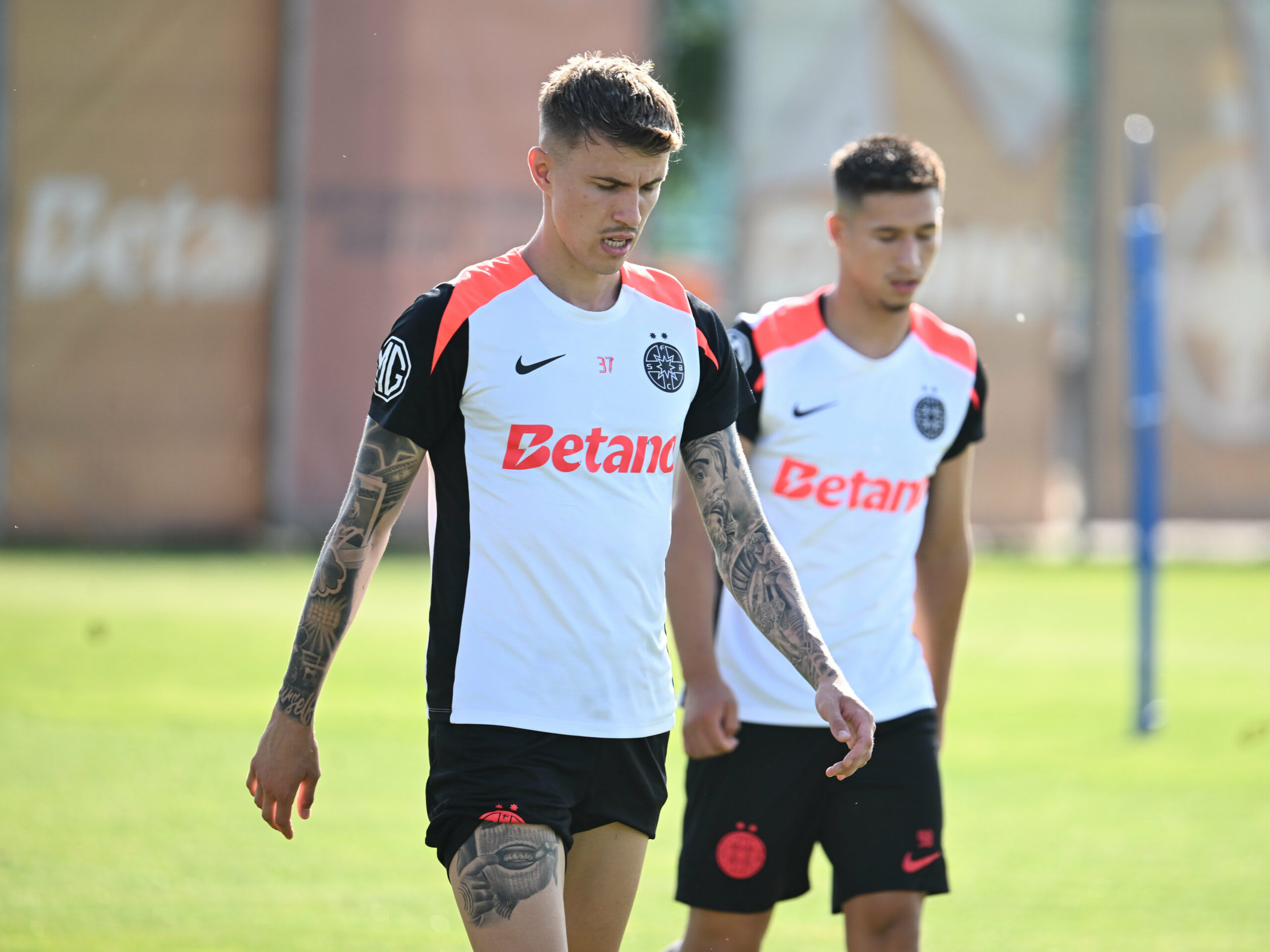Tavi Popescu în tricoul echipei FCSB în timpul unui meci