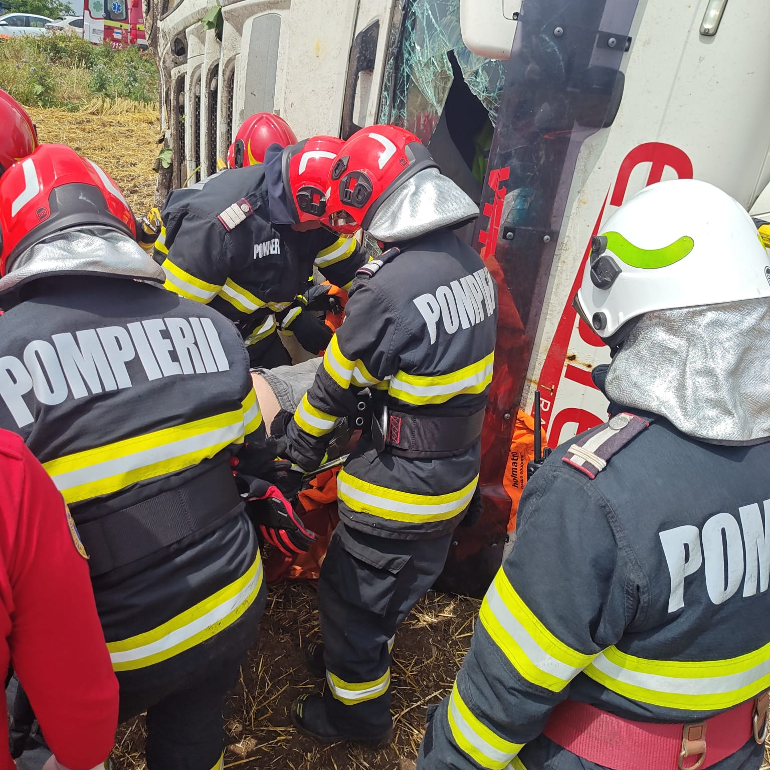 Echipaje de intervenție la accident rutier pe E85 în Neamț