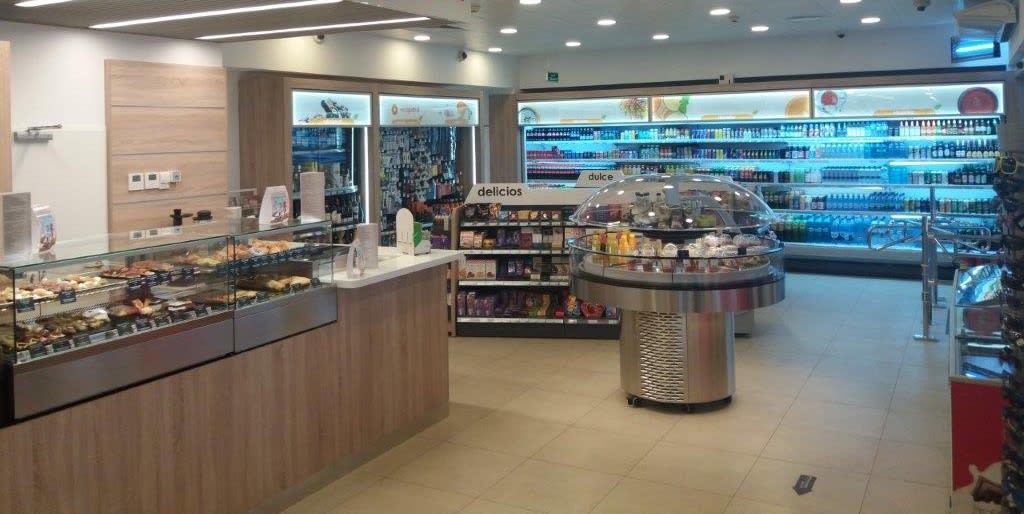 Inspector ANSVSA verificând unitate de alimentație în benzinărie