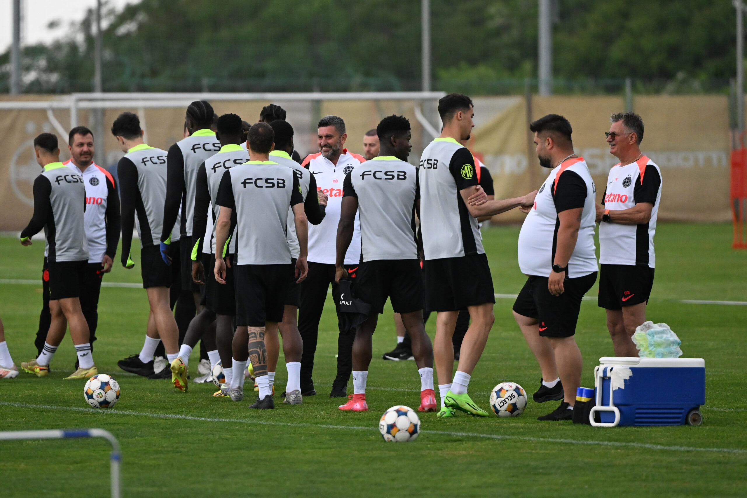 Fotbalist lateral în acțiune pe terenul din România
