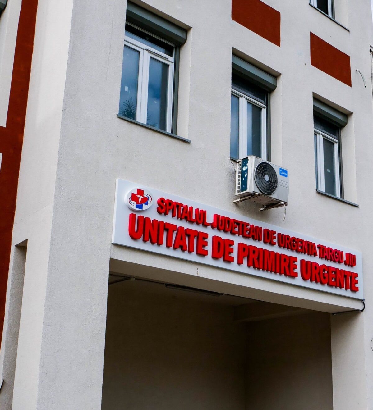 Ambulanță în fața Spitalului Județean de Urgență Târgu Jiu, echipaj medical pregătit