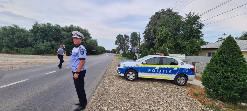 Polițiști rutieri verificând mașini pe DN2 în Vrancea