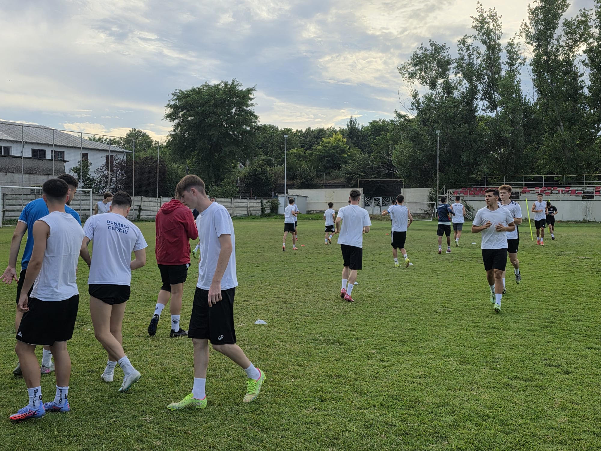 Jucători de fotbal în timpul antrenamentului pe stadionul din Giurgiu