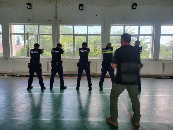 Tineri polițiști în antrenament pe stradă, Giurgiu