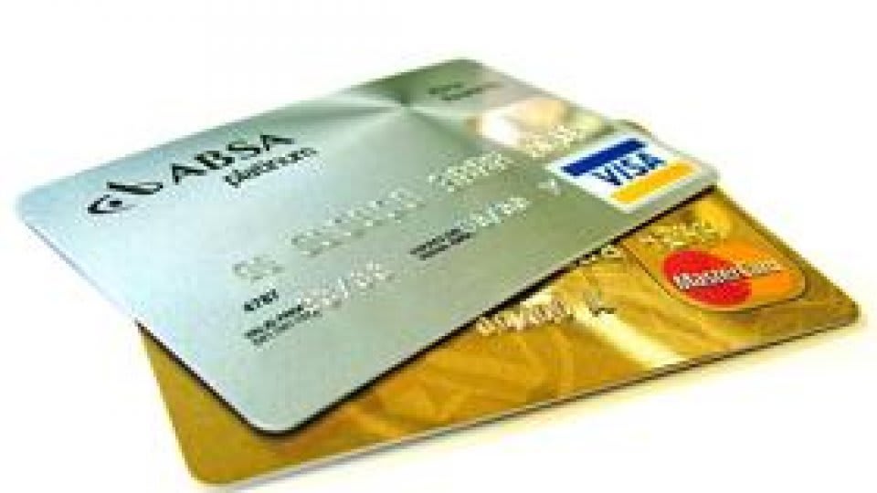 Români discutând despre credite bancare