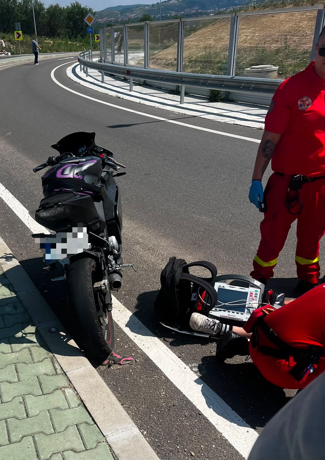 Motociclistă tânără accidentată la sensul giratoriu din Aghireș