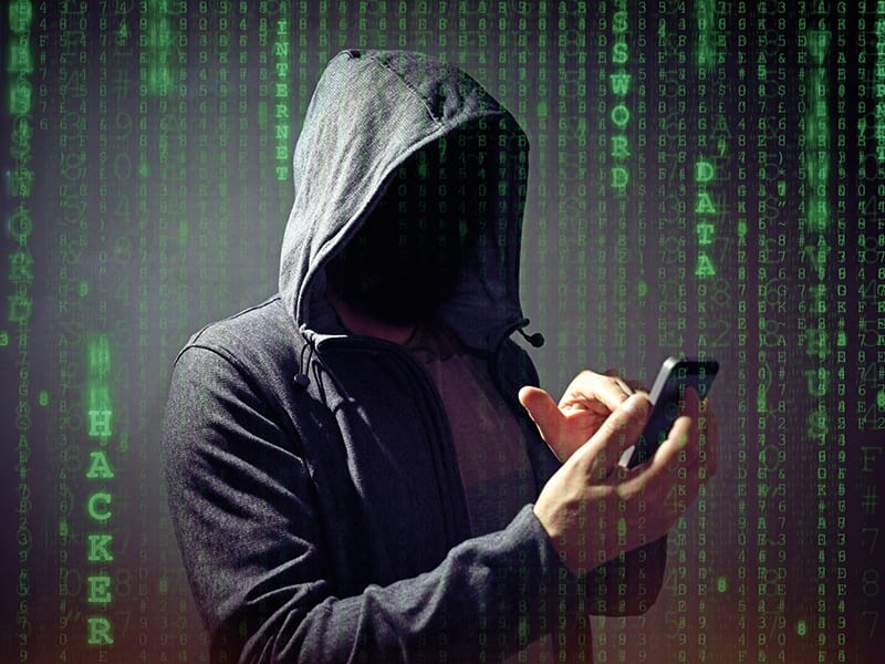 Polițist în uniformă verificând apeluri suspecte de fraudă telefonică