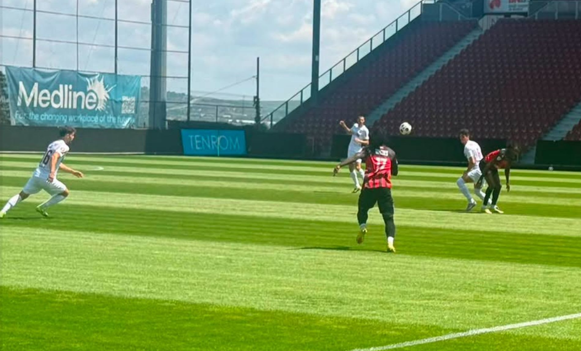 Jucători CFR Cluj în meci amical pe stadionul din Gruia