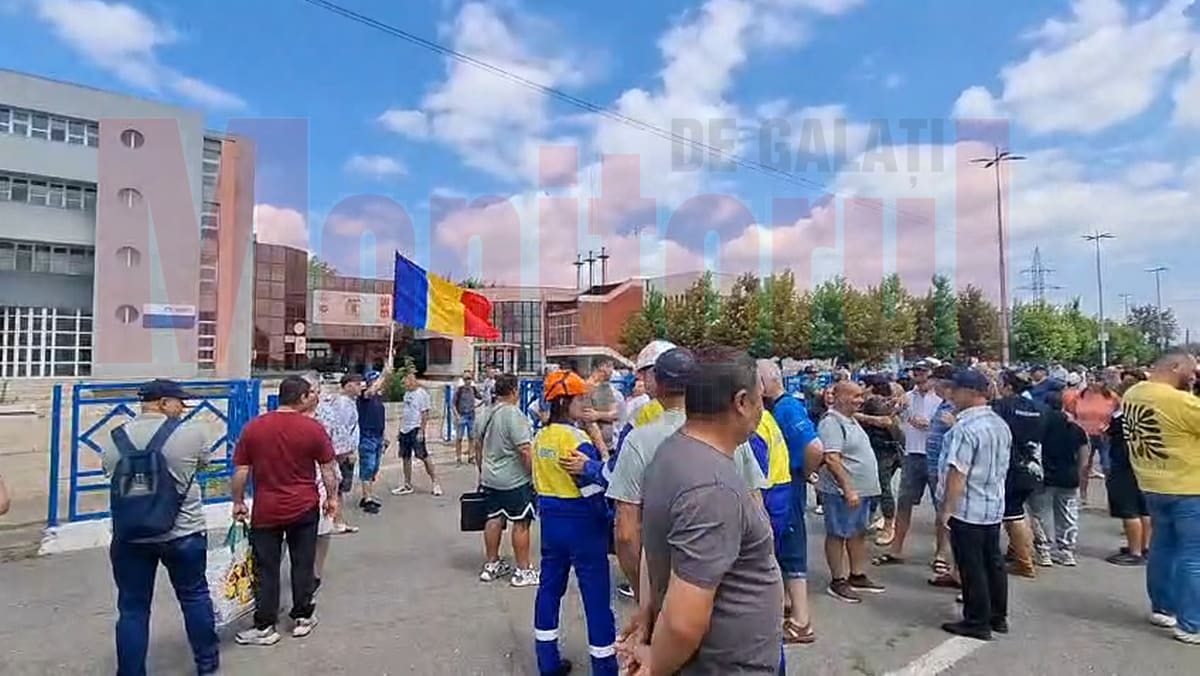 Angajați ai Liberty Galați protestând la poarta combinatului siderurgic