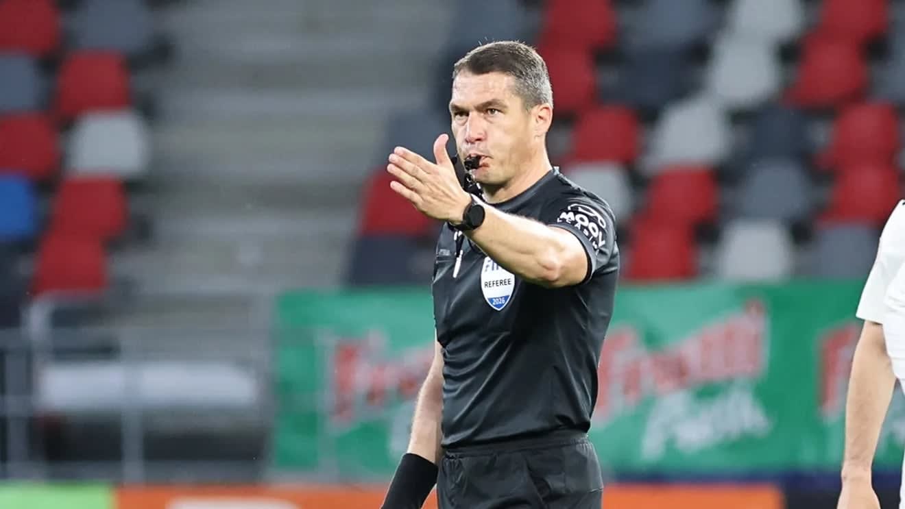 Arbitrul român Istvan Kovacs pe teren în timpul meciului de la Cupa Mondială 2026