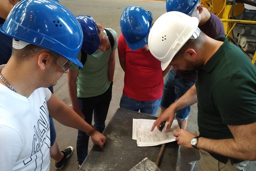 Studenți în laborator de inginerie la universitate