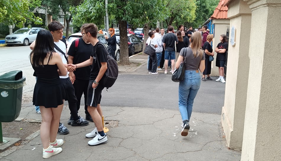 Elevi buzoieni sărbătorind rezultatele la Bacalaureat 2026