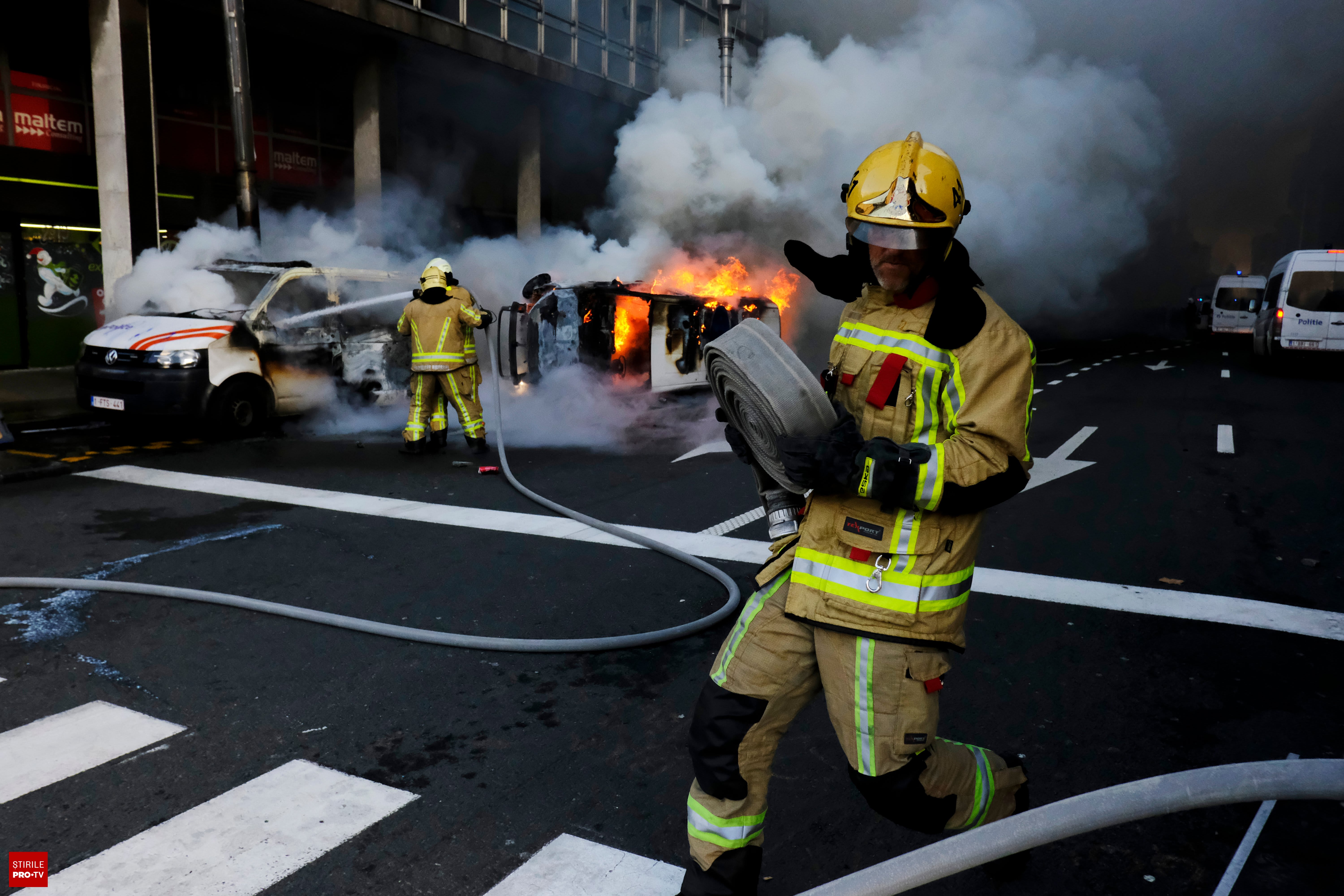 Pompieri în acțiune la un șantier din Bruxelles, foc și fum