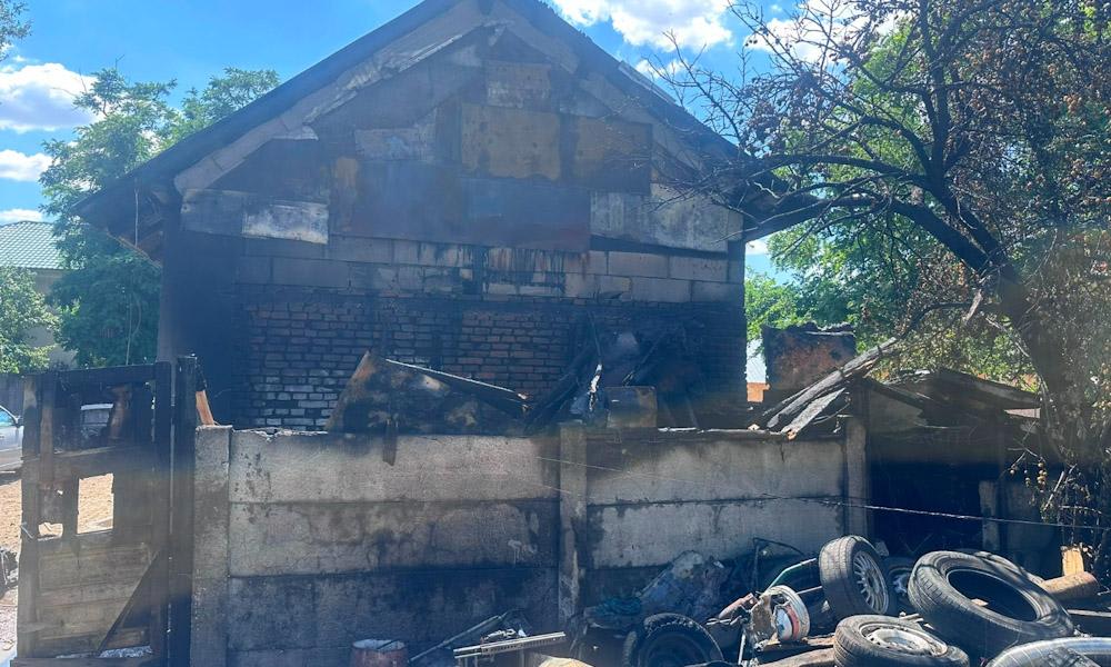 Pompieri în acțiune stingând un incendiu la o locuință din Scrioaștea