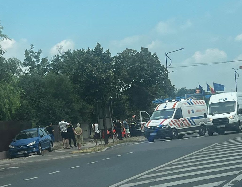 Mașină avariată intrând în copac la Golești, Vrancea Mașină avariată intrând în copac la Golești, Vrancea