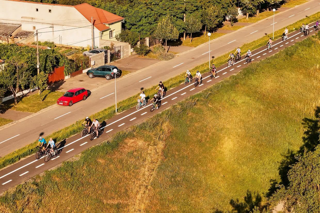 Bicicliști pe pistă nouă în Satu Mare, traseu verde și modern