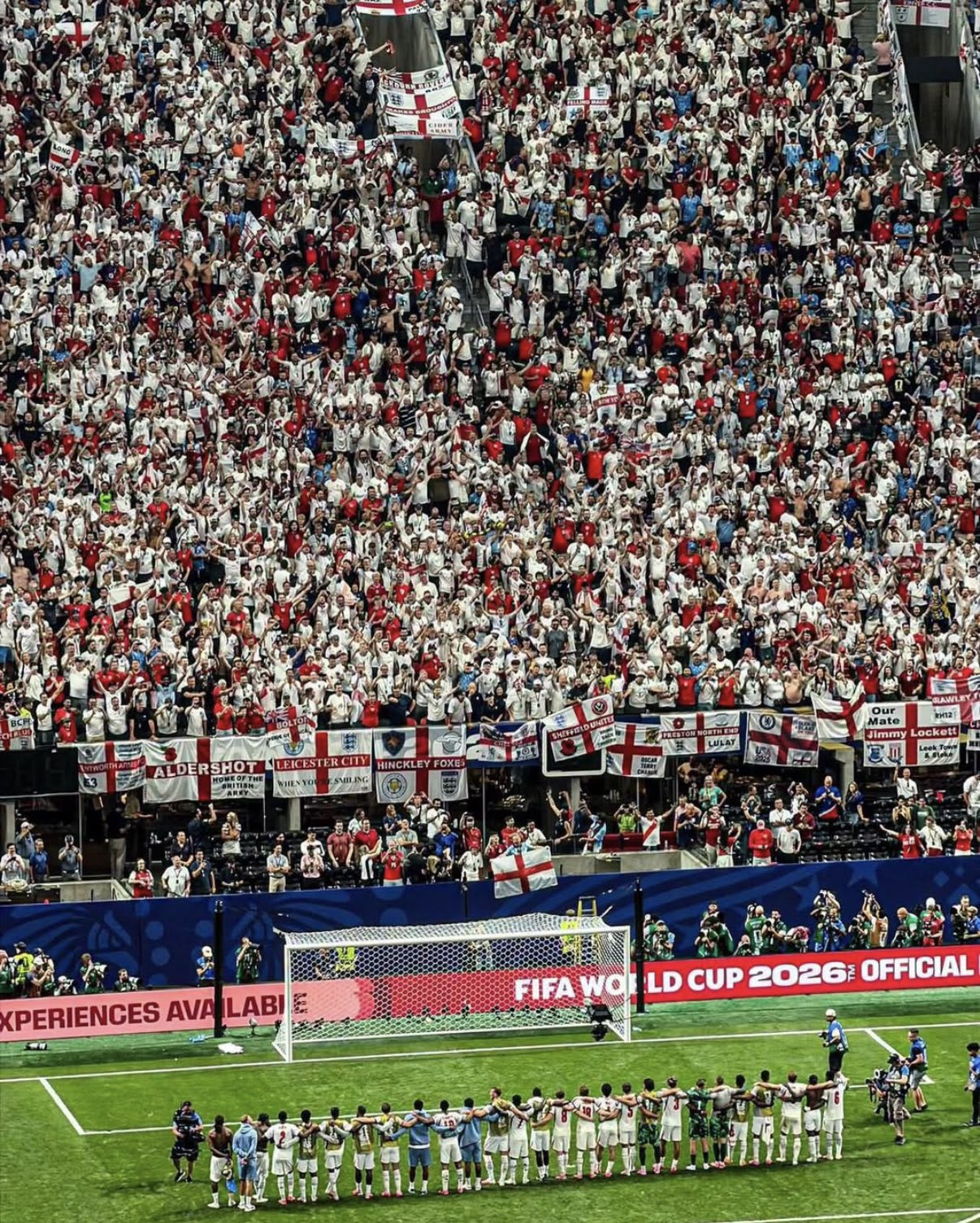 O echipă de suporteri argentinieni în fața unui stadion din SUA