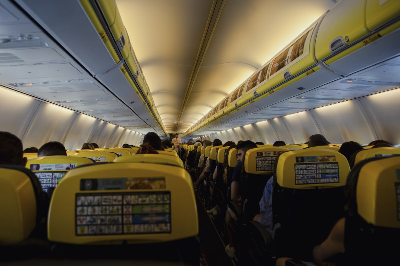 Femeie și bărbat în avion, scenă de urgență
