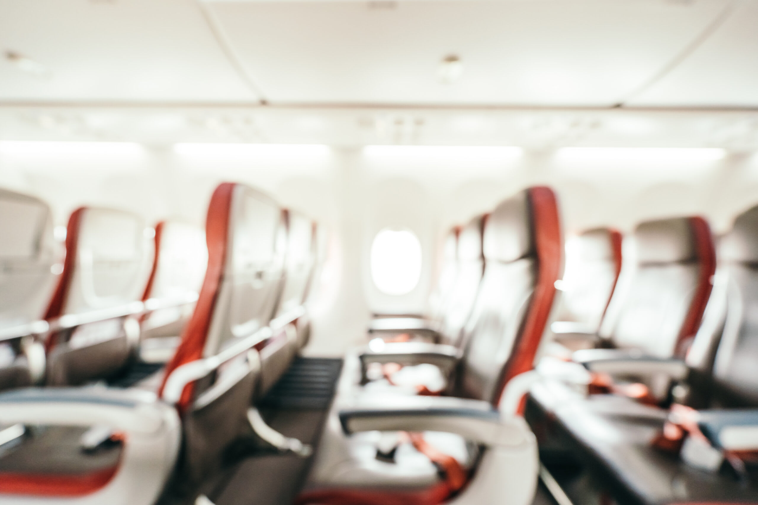 Pasager în avion cu scaun din mijloc transformat în măsuță