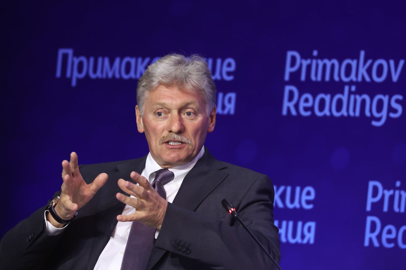 Dmitri Peskov vorbește în fața jurnaliștilor, Kremlin, Rusia