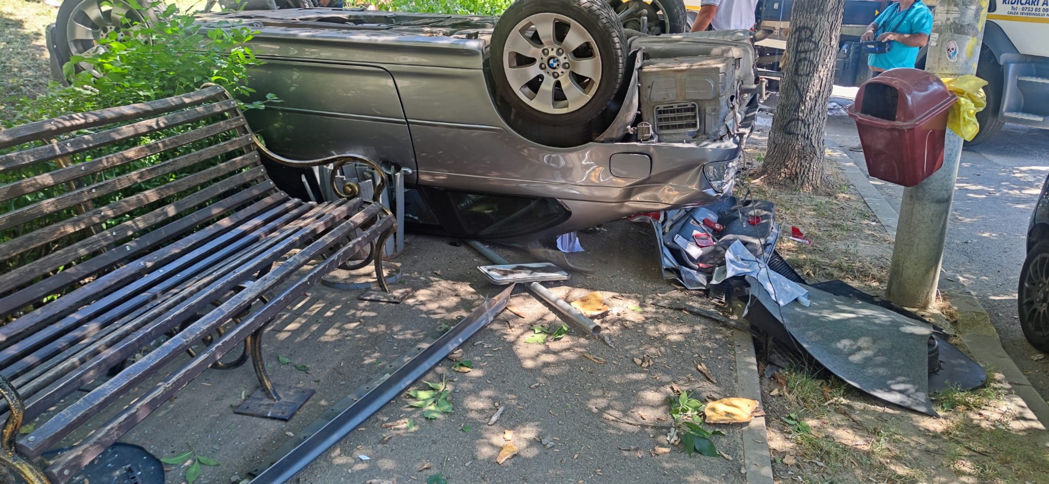 Mașină răsturnată pe trotuar în Craiova după accident rutier