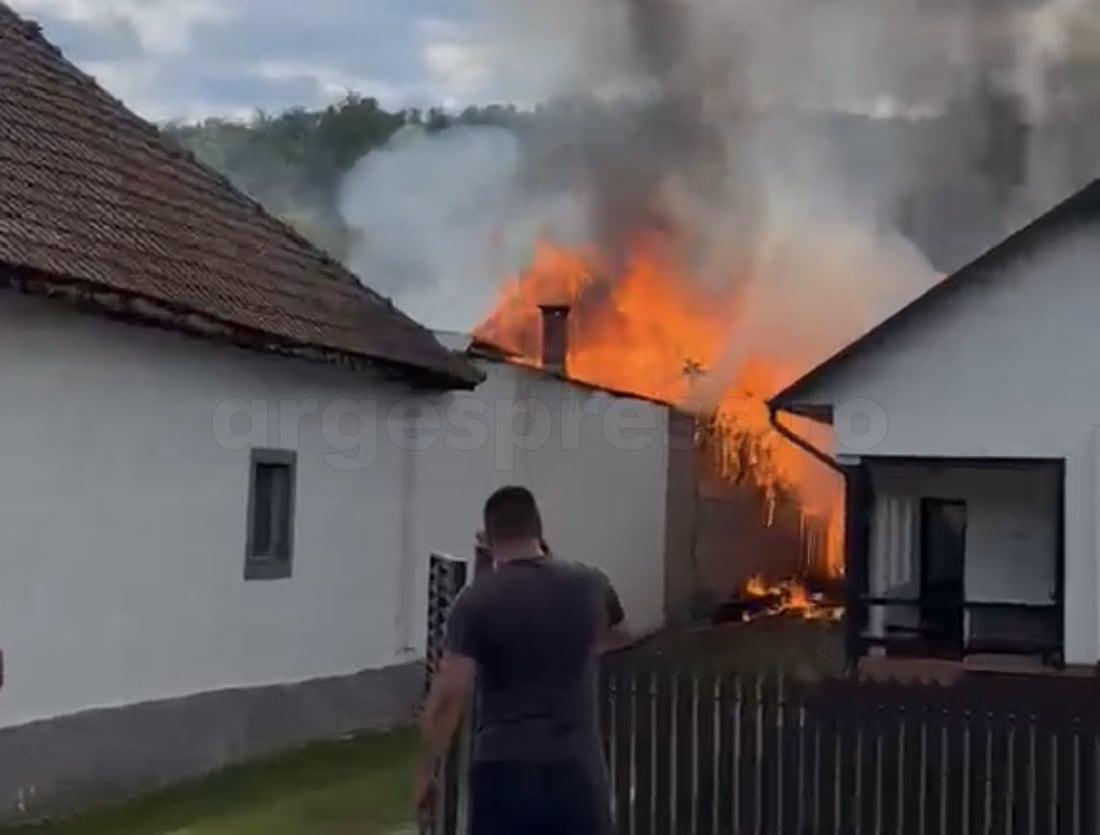 Pompieri în acțiune stingând incendiu într-o gospodărie din Băjești