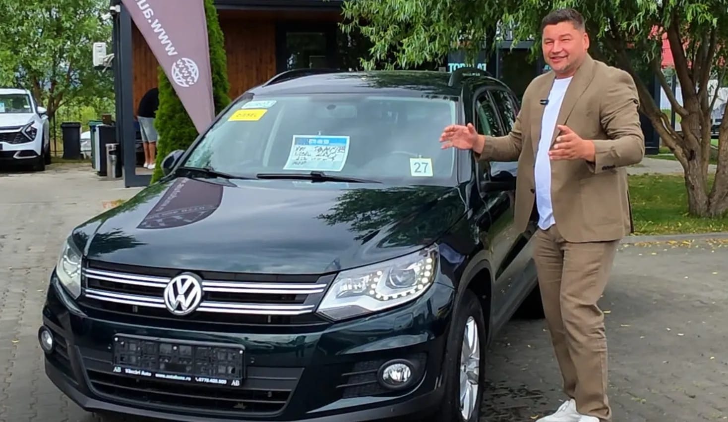 Florin Sterpu CEO AutoBune.ro în showroom cu mașini Florin Sterpu CEO AutoBune.ro în showroom cu mașini