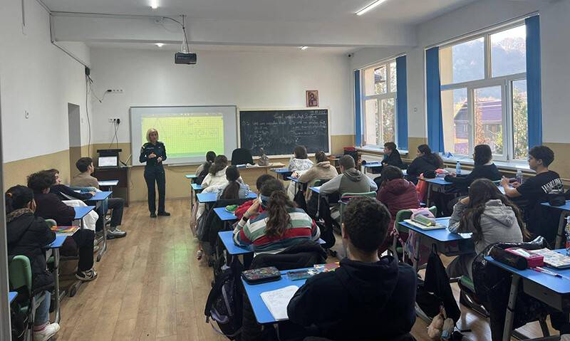 Elevi și polițiști în discuție în școală, activități de prevenire