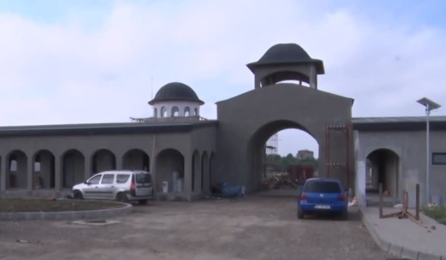 Noul cimitir din Buzău în construcție, cu utilaje și muncitori