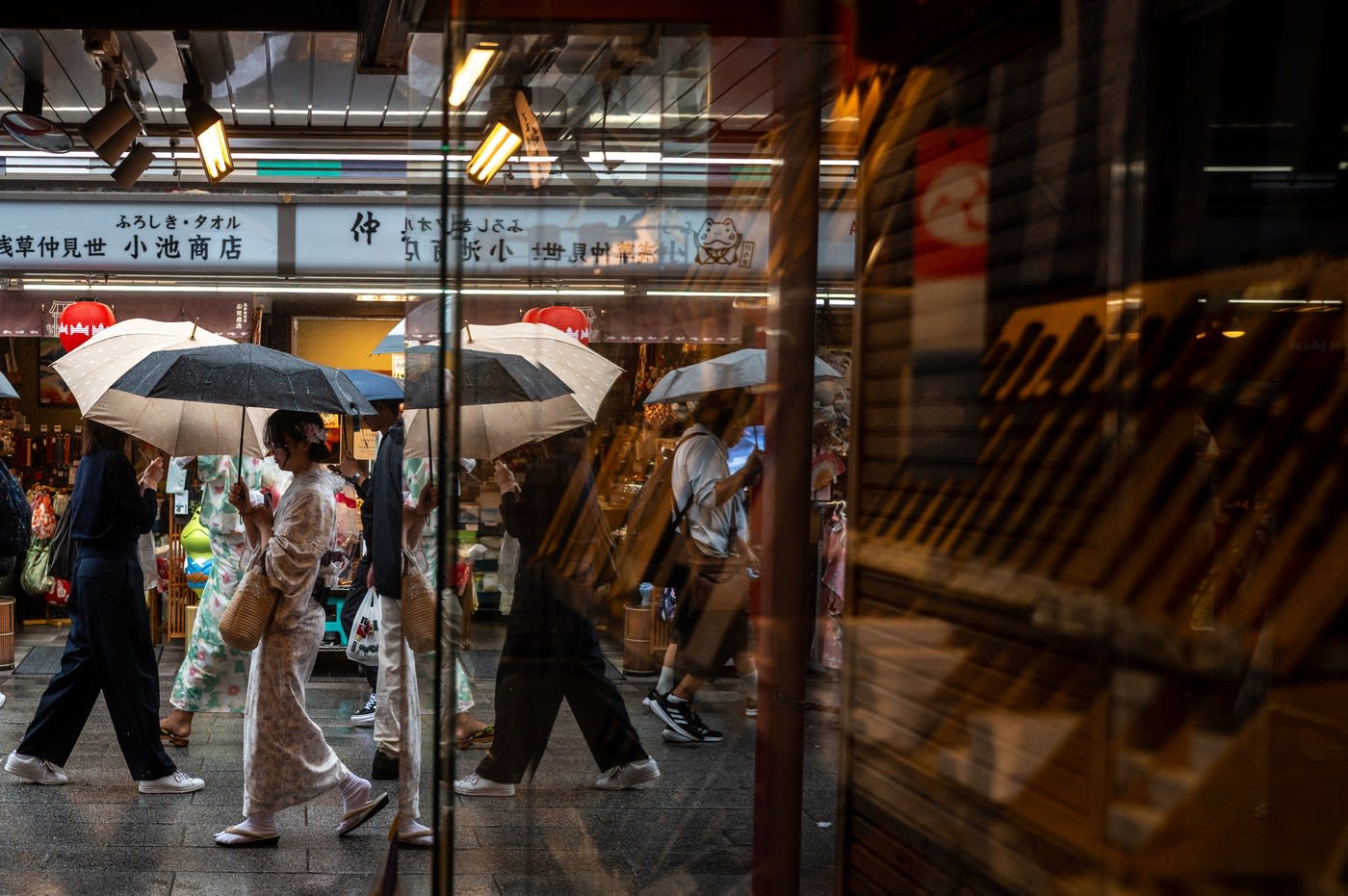 Oameni în apropierea Templului Sensoji din Tokyo, pe 25 iunie 2026 Oameni în apropierea Templului Sensoji din Tokyo, pe 25 iunie 2026