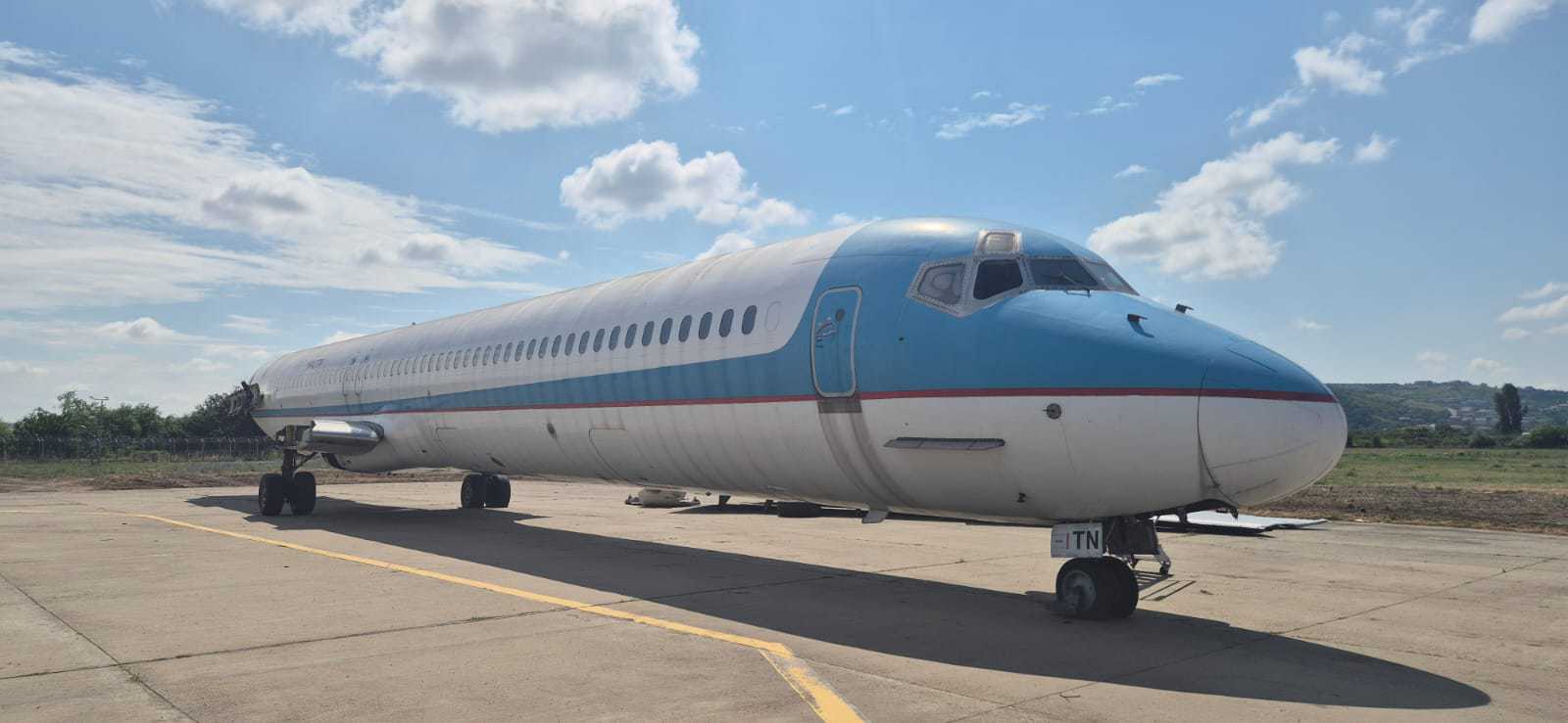Aeronava MD-83 în hangar, pregătită pentru instruire