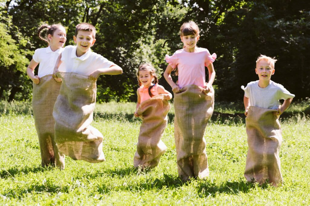 Tineri participând la activități sportive și recreative în județul Sălaj
