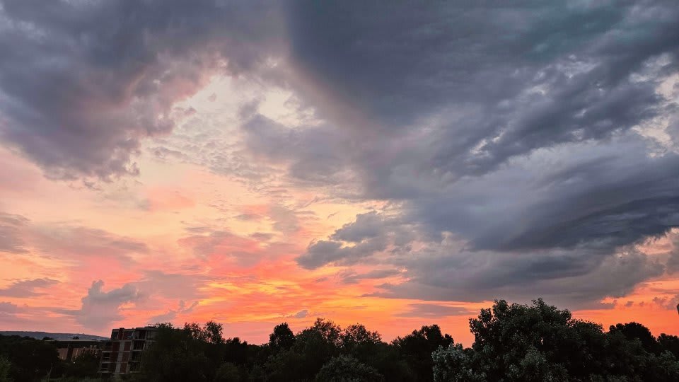 Fenomene meteo extreme: ploi torențiale și vijelie în România