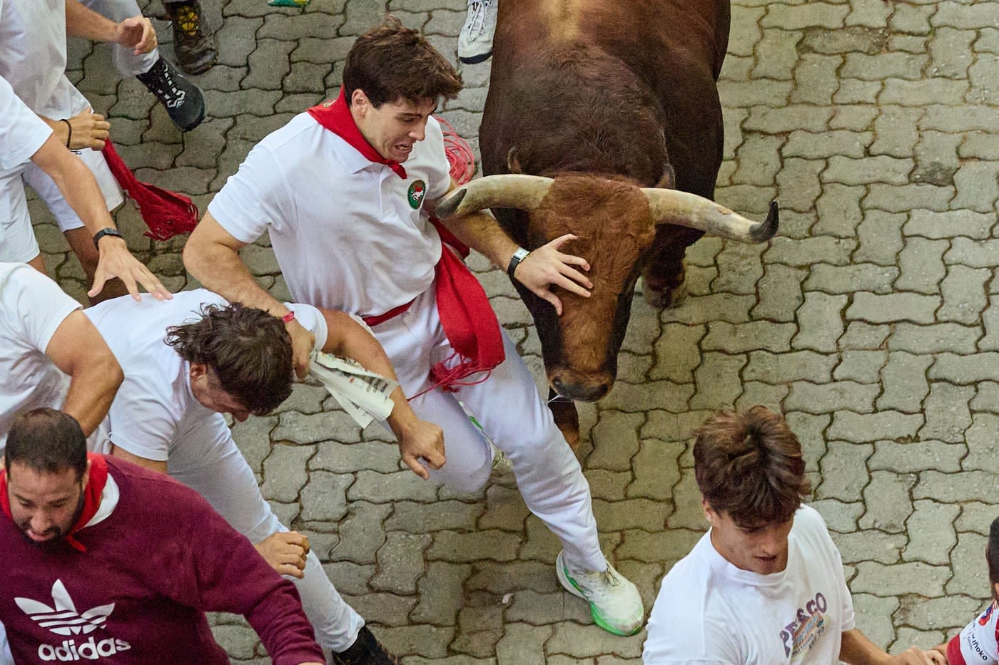 Participanți în cursa cu tauri la Pamplona, în centrul orașului