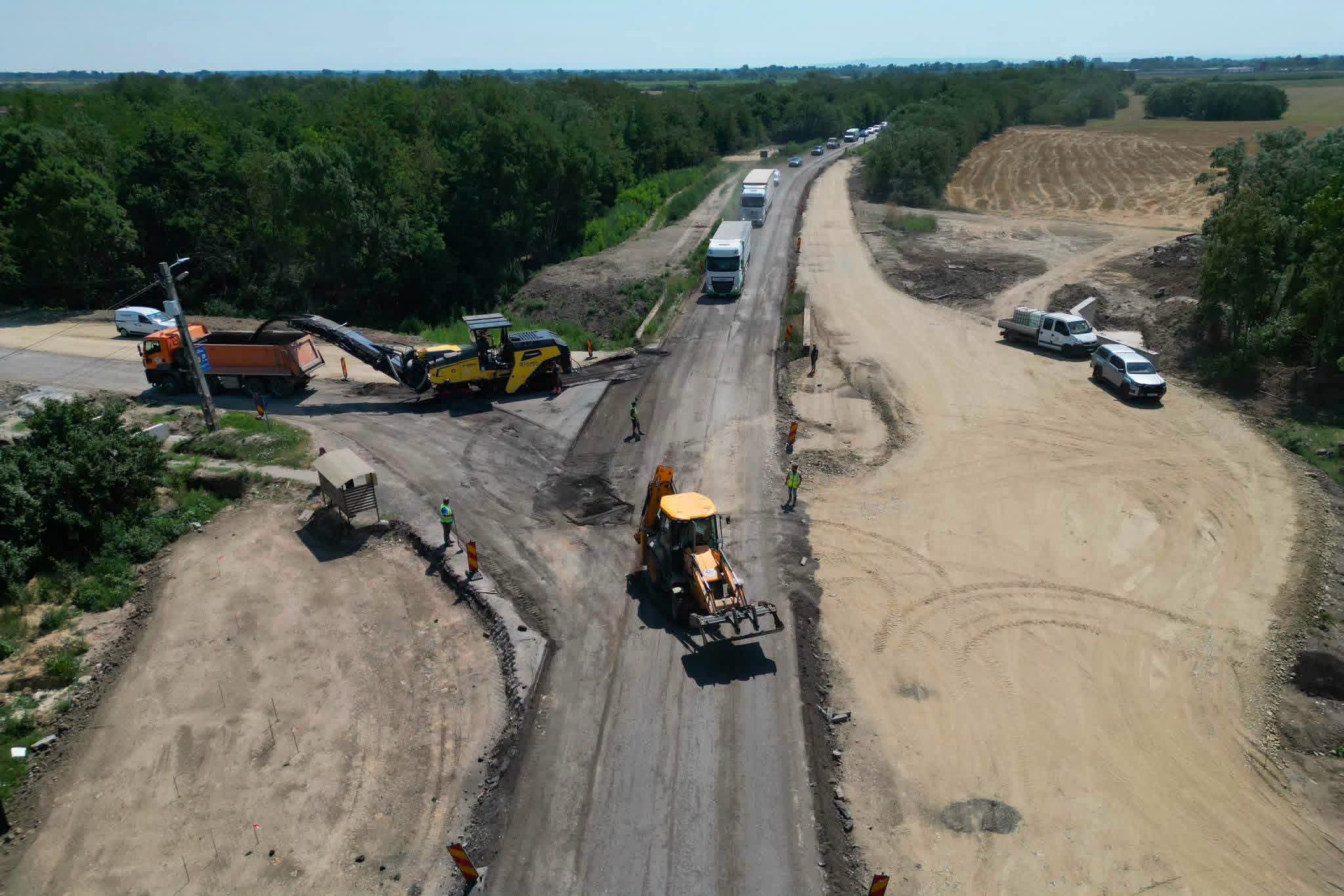Lucrări de construcție sens giratoriu pe drumul spre Buziaș