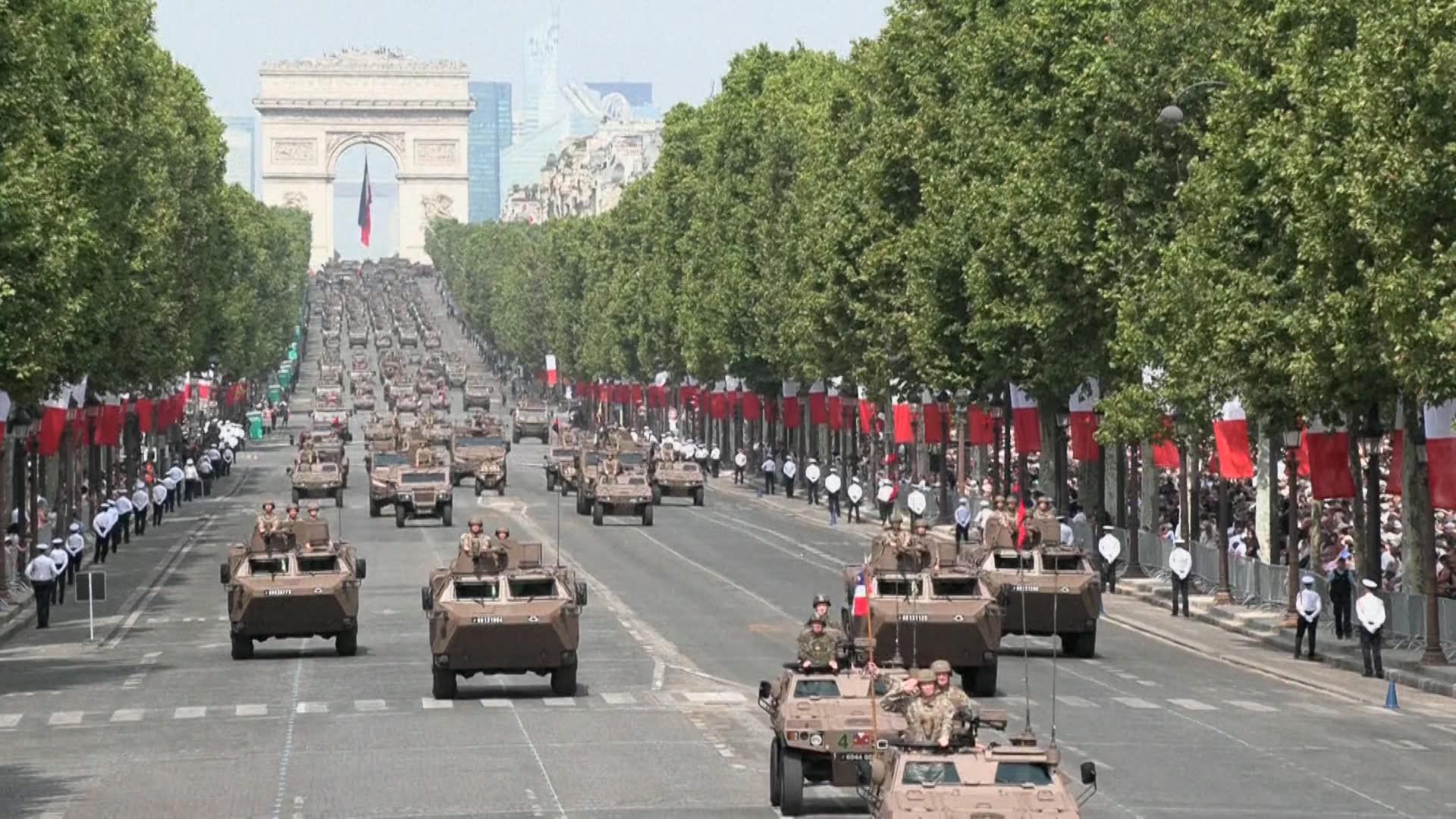 Parada militară franceză cu avioane, vehicule și militari în centrul Parisului